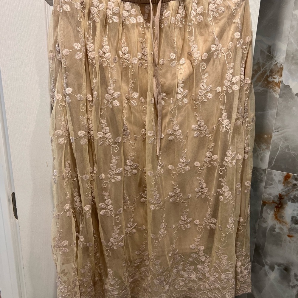Elegant Floral Embroidered Skirt - Cream